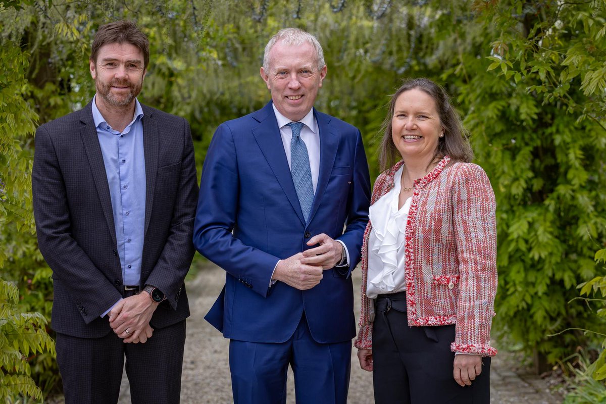 GasNetIrl's tweet photo. Our Head of Business Development, Karen Doyle, and the COO of Stream BioEnergy had the opportunity to meet with Minister Timmy Dooley & provide him an overview of our connection agreement with Stream BioEnergy at today’s All-Island Bioeconomy Summit.
#Biomethane #RenewableEnergy https://t.co/6oY8B4RvVZ