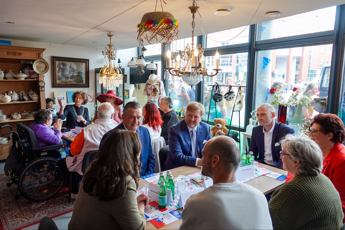 koninklijkhuis's tweet photo. Het Koninklijk Paar bezoekt gemeenten Roerdalen en Roermond in de middag tijdens het streekbezoek aan Midden-Limburg. Ze bezoeken o.a. een achtbaanbouwer en spreken met inwoners over democratie, participatie en stedelijke ontwikkeling.
https://t.co/LPpArqwyod https://t.co/UFYcDFkFO2
