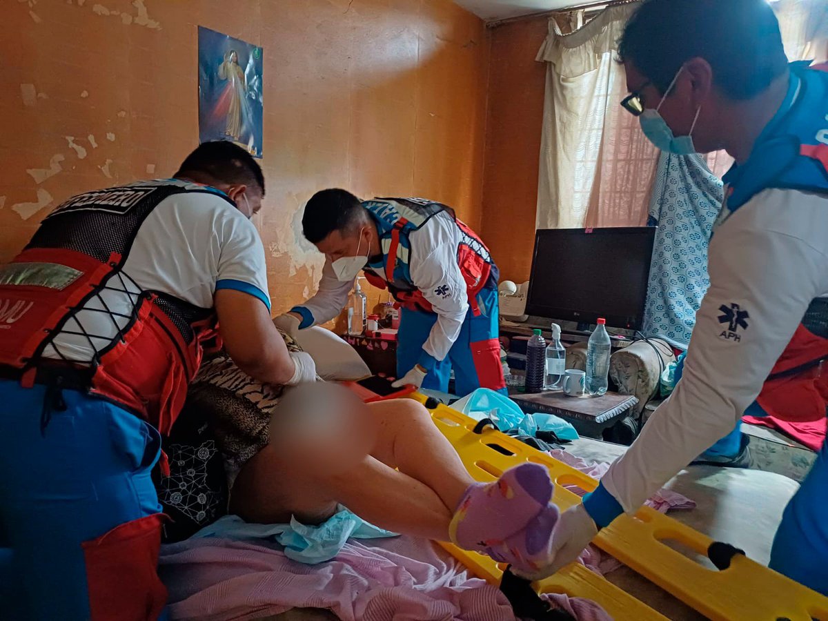 DiresaCallao's tweet photo. El equipo del SAMU de la Diresa Callao, realizó una importante ayuda social a una señora que sufre de una fractura de fémur desde hace 4 años, brindándole el traslado en ambulancia al Hospital San José, para la realización de su tomografía gratuita y recibir atención médica. https://t.co/CdOjicOJap