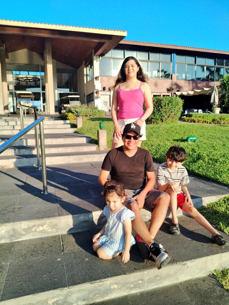 EresmiFans's tweet photo. Un semana de sol, arena y mar con quienes amo! https://t.co/uiyfBQeiAv