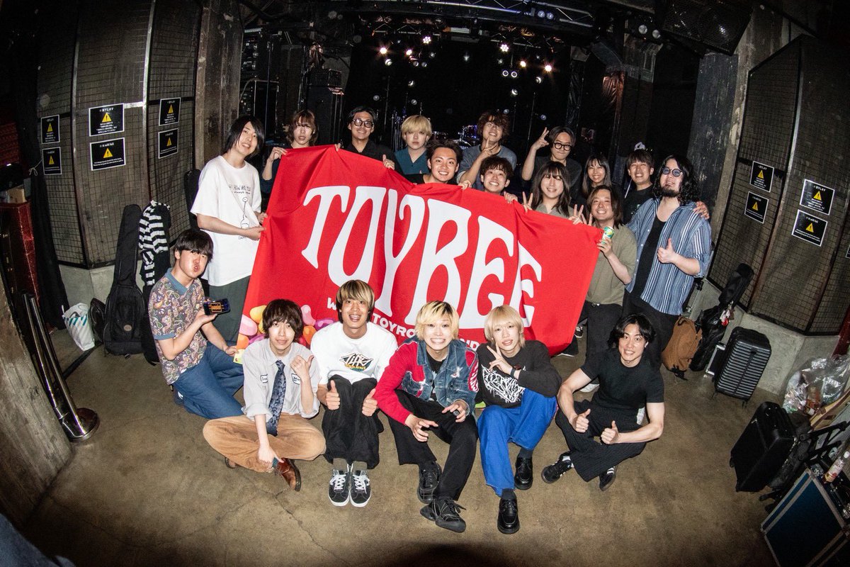 toybeeofficial's tweet photo. #TOYROCK_INVASION_TOUR

大阪編 LIVE SQUARE 2nd LINE
ありがとうございました！

(出演)
toybee
美日
ドミノンストップ
mogari
RIP DISHONOR

次回ツアーは地元佐倉🌸
6/6 Sound Stream sakuraです⚡️ https://t.co/ZiSmFmAgQS