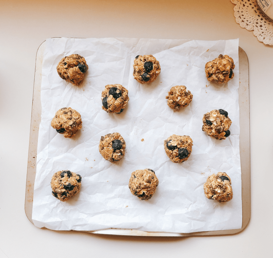AsawaGopal's tweet photo. [Just tried the new wild blueberry oat granola bar! Crunchy, naturally sweet, and loaded with real blueberry chunks—no weird additives. Perfect for my morning snack. 5/5!]， https://t.co/3dQMZNGa44
