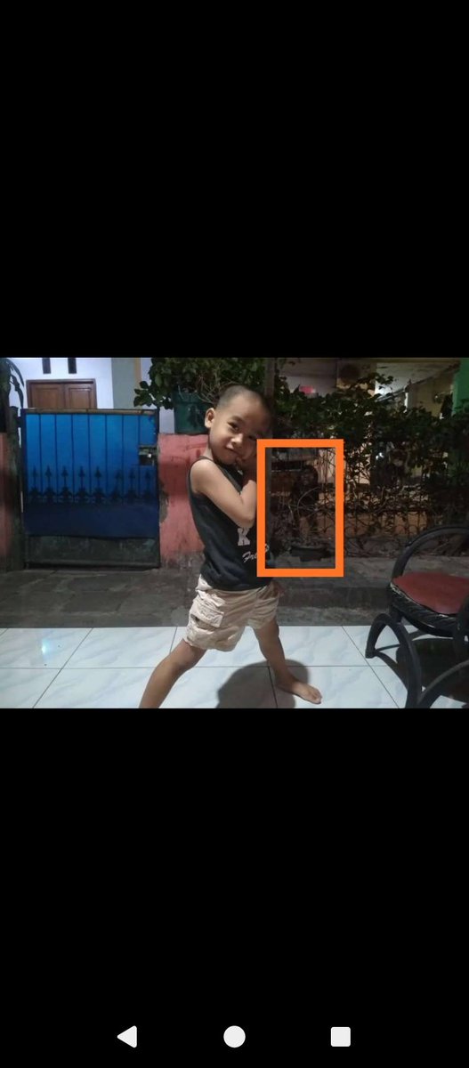 Iwanaki2's tweet photo. @detikjabar_ Anak Indihome di persilahkan komen,itu apaan di belakang ponakan ikut pose.foto di take sama kakaknya si botak itu waktu msh SD,jadi gak tau edit²an gimana caranya. https://t.co/st87scVCY4