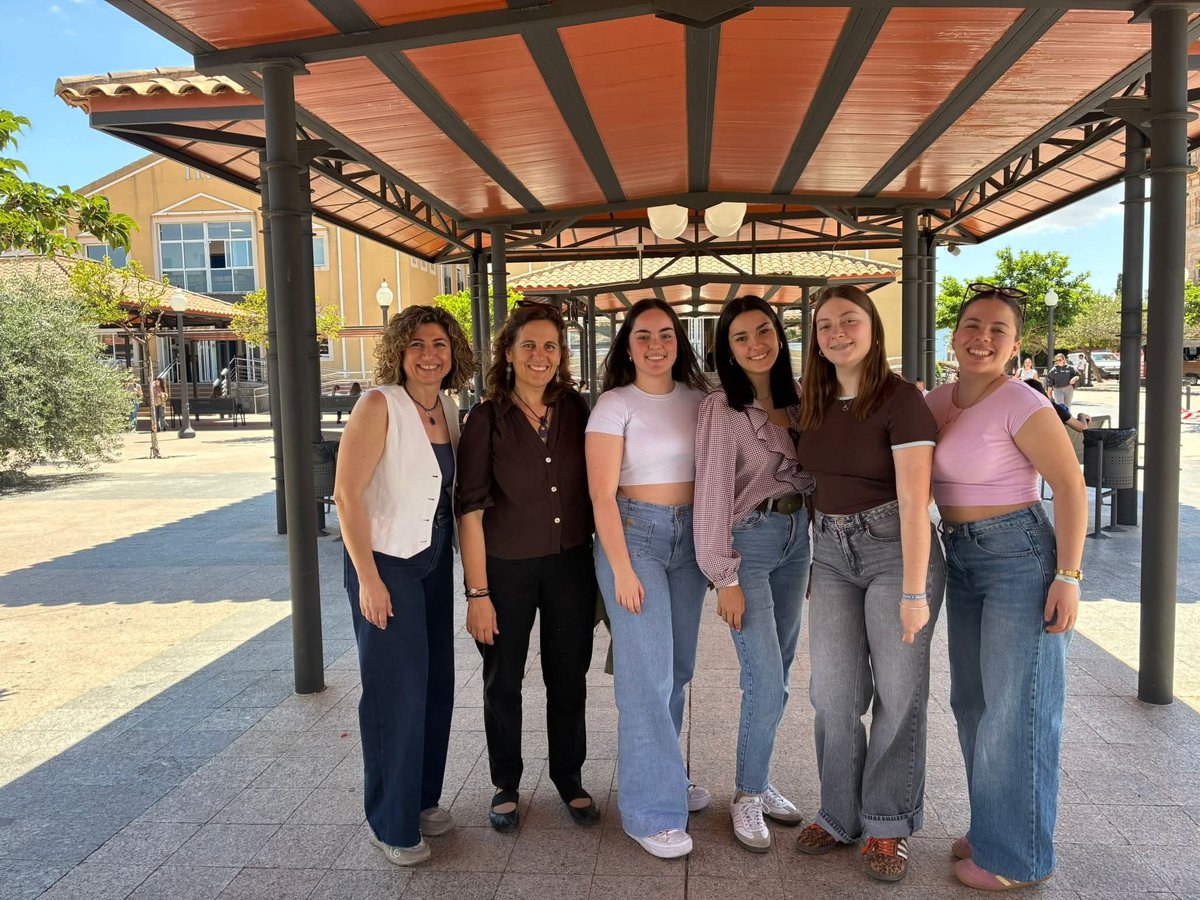 SanjeMARES's tweet photo. ✨ Nuestro alumnado participó en la jornada final del Proyecto Investigación Acción @UCAM e IES SANJE, presentando trabajos sobre emociones, multiculturalidad, escucha activa y cooperación.
🙏 Gracias también a @Crea_etcetera, @talentocultoRM y @abelmagia por inspirar y acompañar https://t.co/L3Gz90RbrY