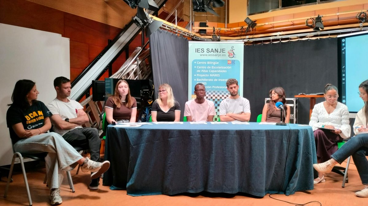 SanjeMARES's tweet photo. ✨ Nuestro alumnado participó en la jornada final del Proyecto Investigación Acción @UCAM e IES SANJE, presentando trabajos sobre emociones, multiculturalidad, escucha activa y cooperación.
🙏 Gracias también a @Crea_etcetera, @talentocultoRM y @abelmagia por inspirar y acompañar https://t.co/L3Gz90RbrY