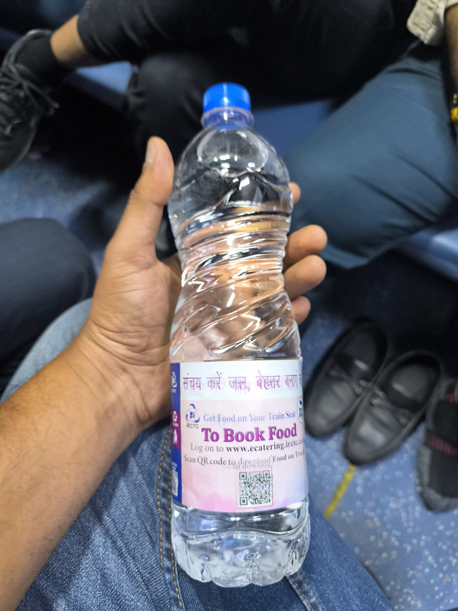 khamansingh's tweet photo. Inhumane act on Train 22692!
B4 coach passengers were served  hot water in bottle that could cause burns. We paid premium for food &amp; water but got pure torture instead.
PNR: 2736864093
@RailMinIndia @AshwiniVaishnaw @RailwaySeva
Need strict action against catering staff &amp; refund https://t.co/v7Nc95Mjvs