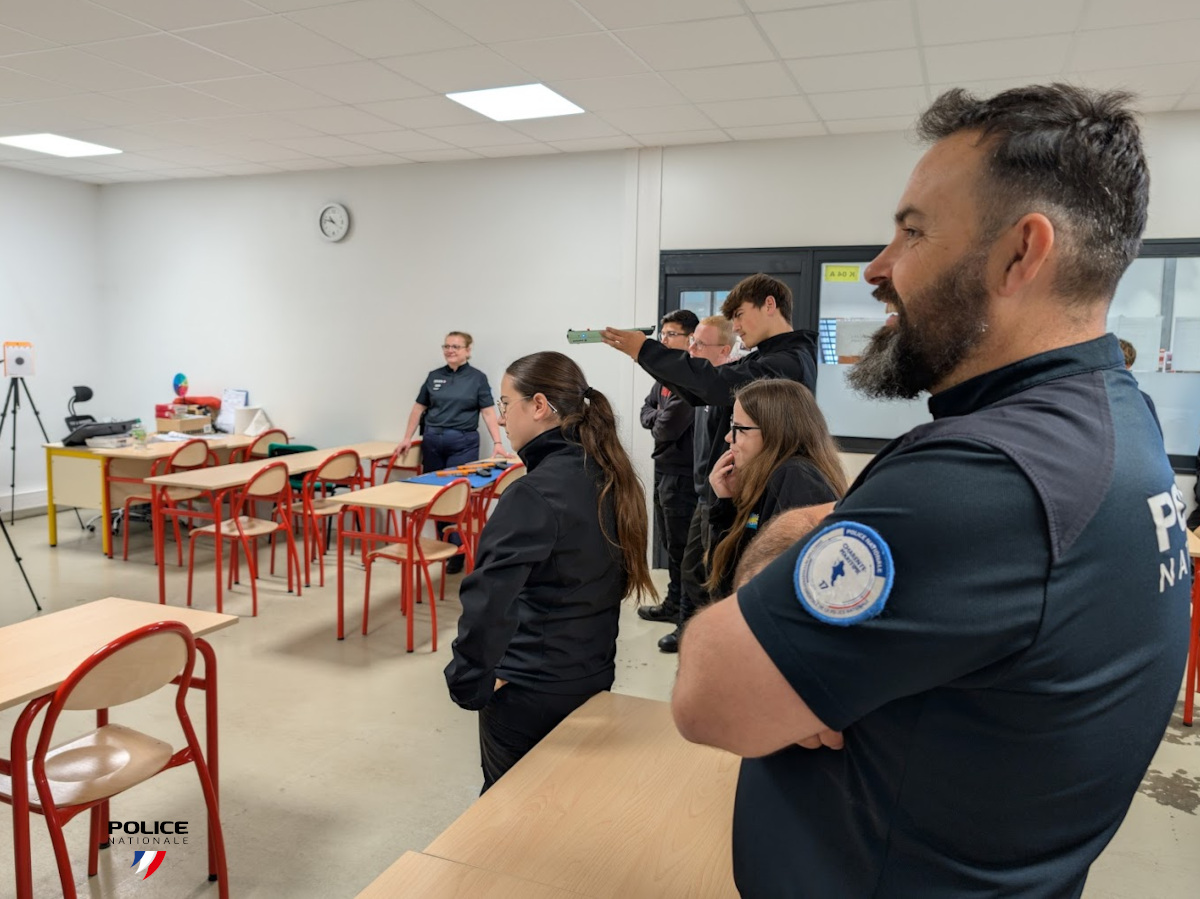 PoliceNat_17's tweet photo. La Police à la rencontre des Bac Pro « Métiers de la Sécurité »|Le 11 mai,nos policiers formateurs de la 
la #PoliceNationale17 étaient au lycée prof. Blaise Pascal à St Jean d'Angély. La matinée a été rythmée autour de 4 stands : Secourisme/Tir laser/Menottage/Self-défense👍 https://t.co/WLwer1BmpO