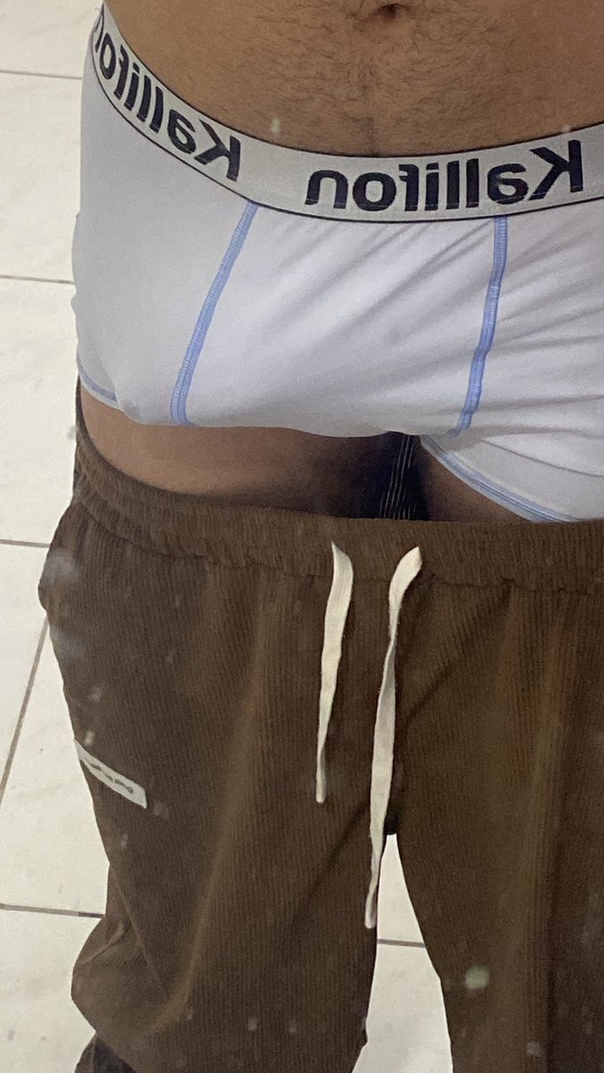 Novsafado01's tweet photo. Tinha um gostoso hoje no ônibus que começou a encostar na minha rola, deu um tesão desgraçado, doido para encontrar ele dnv https://t.co/ByKfofxsou