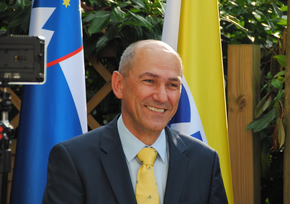 Slovenec1994047's tweet photo. 🇸🇮 🇸🇮 🇸🇮
Danes je @JJansaSDS še enkrat več dokazal, da je politični genij. Moje globoko spoštovanje. "Nedosegljivih ciljev ni, so le nedoseženi."
Čestitke ekipi SDS in koalicijskim partnerjem.
Čakajo nas nadčloveški napori, a skupaj z državnikom JJ smo da dobri poti. 
📸🇸🇮 https://t.co/MPOasmz8j8