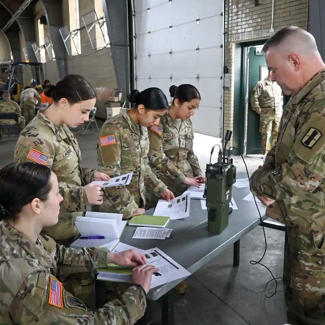 NHNationalGuard's tweet photo. Digitally Speaking

@197FAB conducted a battlefield communications exercise March 6 at the Manchester armory. Soldiers rehearsed how target data, fire missions &amp; unit positions move from observers to command posts and ultimately to firing crews. https://t.co/Lg4o3o5LDZ