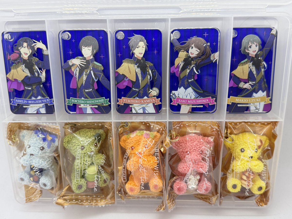 Kamen_rider_0's tweet photo. プリマトルテさん（@primatorte）の新たな2月マンスリーくまさんが届いたよ🛬
今回はバークチョコのひと切れ、カラーによってはカットケーキみたいにも観えるのが良き哉。

これでまた担当アイドルのアタッシュケースのバリエーションがより増えたよ。 https://t.co/TWFshCTwh6