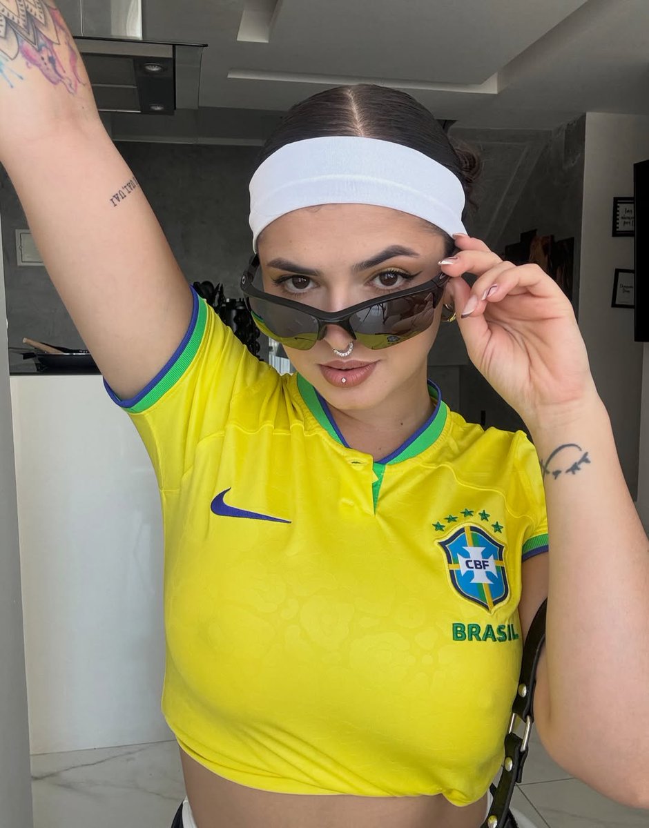 thefemmedaily's tweet photo. #KerolayChaves ✧
#WorldCup2026 #FIFAWorldCup #WorldCupVibes #BlokecoreStyle #StreetwearFashion #WorldCupVibes #BrazilJersey #SportyChic #Brasil #SeleçãoBrasileira #FootballJersey #CopaDoMundo2026 https://t.co/el2D8x3WMC