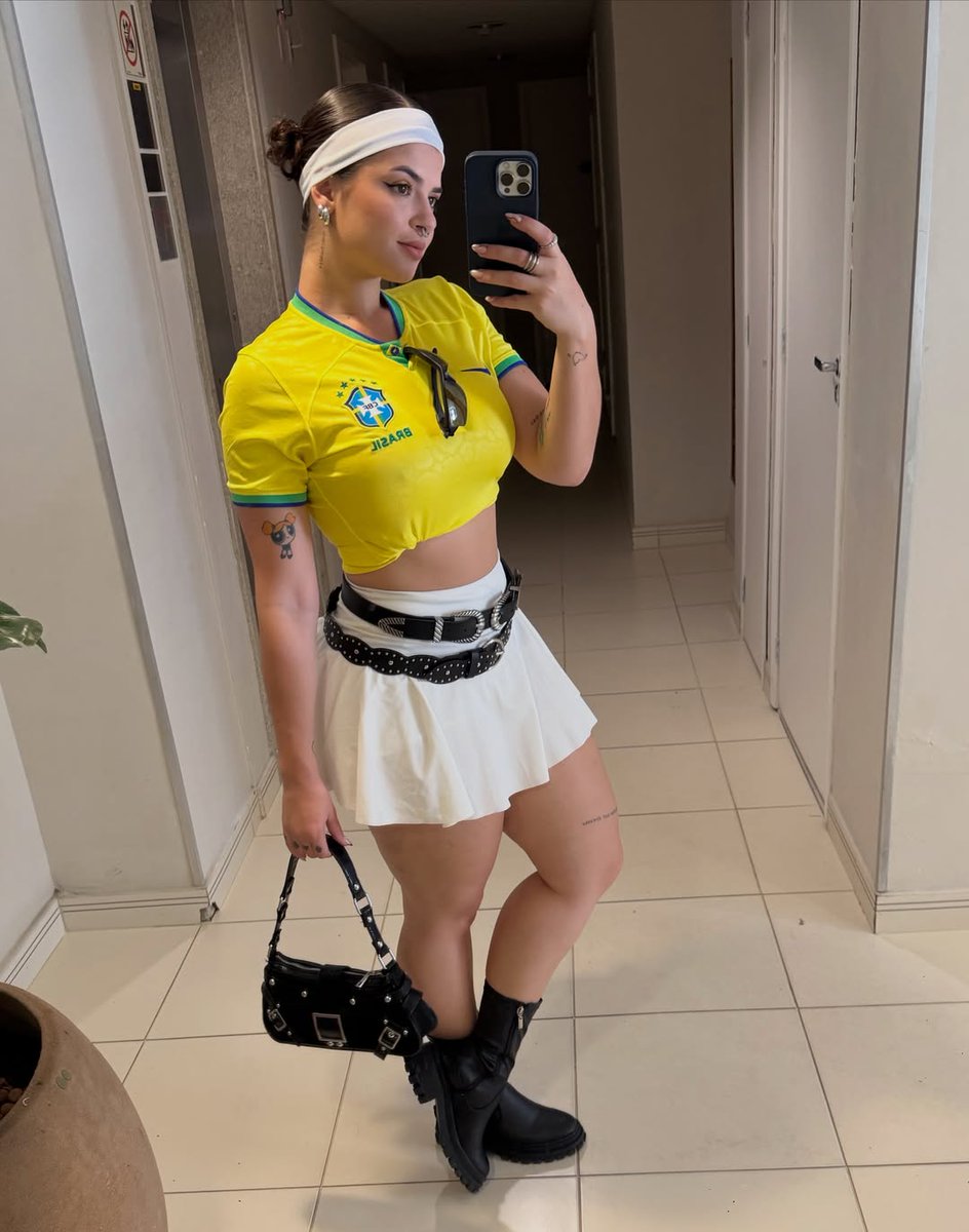 thefemmedaily's tweet photo. #KerolayChaves ✧
#WorldCup2026 #FIFAWorldCup #WorldCupVibes #BlokecoreStyle #StreetwearFashion #WorldCupVibes #BrazilJersey #SportyChic #Brasil #SeleçãoBrasileira #FootballJersey #CopaDoMundo2026 https://t.co/el2D8x3WMC