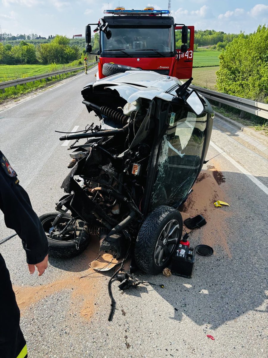 KMPSPLomza's tweet photo. 💢Zdarzenie drogowe w Łomży

Na ul. Szosa Zambrowska samochód osobowy przewrócił się na bok. Jedna osoba podróżująca pojazdem została poszkodowana 🩹🚑

Jeden pas ruchu jest zablokowany, na miejscu występuje wyciek płynów eksploatacyjnych ⚙️🚗

Działania prowadzi jeden 🚒 https://t.co/WaCMXiXJ1j