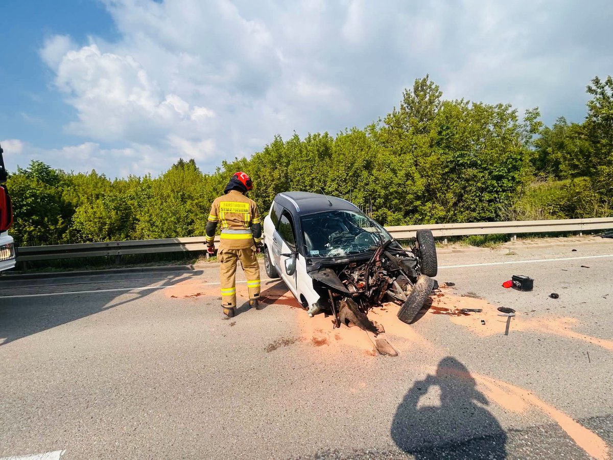 KMPSPLomza's tweet photo. 💢Zdarzenie drogowe w Łomży

Na ul. Szosa Zambrowska samochód osobowy przewrócił się na bok. Jedna osoba podróżująca pojazdem została poszkodowana 🩹🚑

Jeden pas ruchu jest zablokowany, na miejscu występuje wyciek płynów eksploatacyjnych ⚙️🚗

Działania prowadzi jeden 🚒 https://t.co/WaCMXiXJ1j