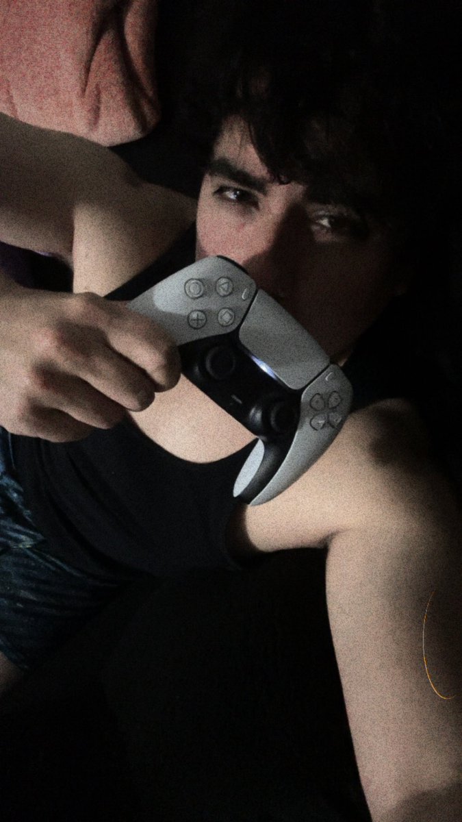 michaellanqua's tweet photo. Let’s play. #gamer 🎮🔥 https://t.co/KBLVKM5e5G