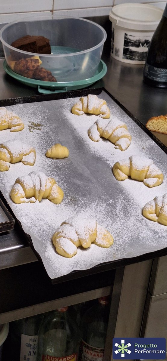 PPerFormare's tweet photo. Brioche soffici, ciambelle golose e crostate dal profumo irresistibile 🥐🍩🥧✨
Alcuni scatti della 3° Edizione del Corso di Pasticceria Classica a Pontelagoscuro, Ferrara 📸

Tra impasti, tecniche e tanta passione, i partecipanti hanno realizzato dolci della tradizione. https://t.co/4pnvD7sePE