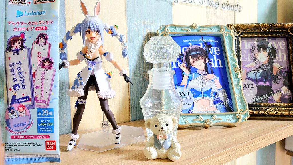 Gmofu7's tweet photo. I made a photo frame!😆
In Japan, there's a store called "Seria" where almost everything costs around $0.66, and it's great because it has a lot of low-cost items, especially for women. Incidentally, they also carry Hololive merchandise. Bookmark 
#RavenCrafts  #ShiorinSketch https://t.co/fhQBUYPkBA