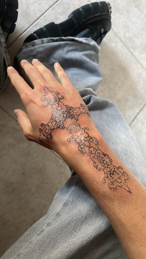 userafaa's tweet photo. he sido tatuao por una mujer guapa ke me besaba mientras me tatuaba vosotros no le llegais https://t.co/JeWL133poo