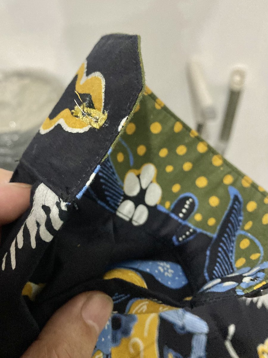 KkrNeo's tweet photo. めっちゃかっこいい（と思う）

バティックでアロハを作る時に大事なのは柄とその配置（と思う）

ワヤン柄は通常は難しいけど使い方で雰囲気変わる（と思う）

長袖には黒蝶貝のキャッツアイを使用

自分で着よう。明日着る https://t.co/3h32boEmEK