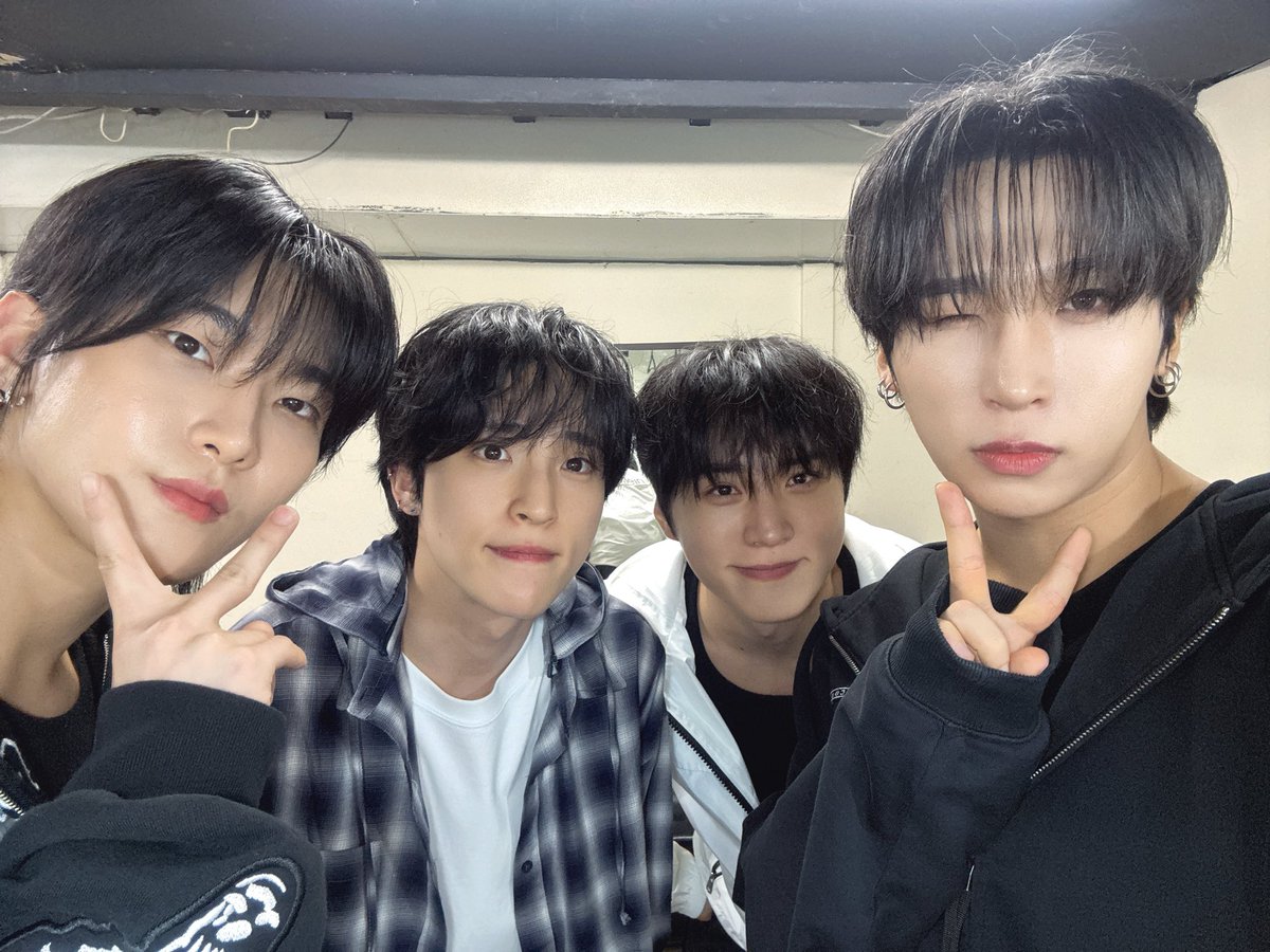RE_LIVE_HALL_jp's tweet photo. #TEV 

今シーズン本当にお疲れ様でした！
4人の新しいライブ活動、そして初めてのリリースまで！忙しい毎日でしたがみんな頑張ってくれました！お客様の応援がなかったらできなかったと思います。本当にありがとうございました！
RE:LIVE HALLも、そしてダイキサウンド様もお疲れ様でした！ https://t.co/8yWSdt0FRt