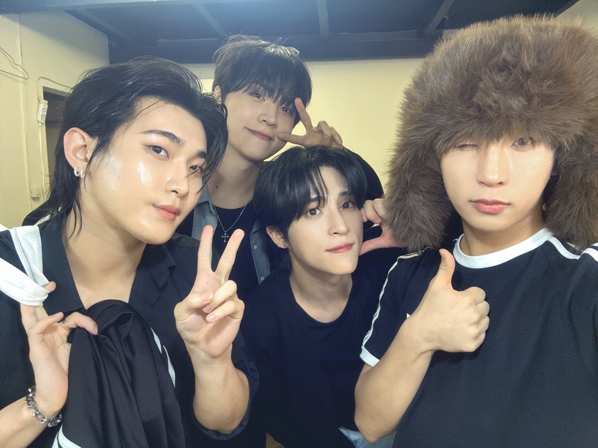 RE_LIVE_HALL_jp's tweet photo. #TEV 

今シーズン本当にお疲れ様でした！
4人の新しいライブ活動、そして初めてのリリースまで！忙しい毎日でしたがみんな頑張ってくれました！お客様の応援がなかったらできなかったと思います。本当にありがとうございました！
RE:LIVE HALLも、そしてダイキサウンド様もお疲れ様でした！ https://t.co/8yWSdt0FRt