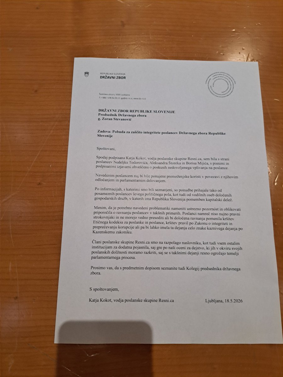 bukeff's tweet photo. Pa kaj mi to plačujemo v Državnem zboru!
Pazi to, v pobudi poslanka sprašuje predsednika DZ-ja (ki je prd. njene stranke) če je za poslanca prejemanje podkupnine kaznivo dejanje in kršenje etičnega kodeksa poslancev.  
Say what? 👀  
Alan Ford nima za burek! 

Foto: A. Božič https://t.co/CnkKT9TwsY