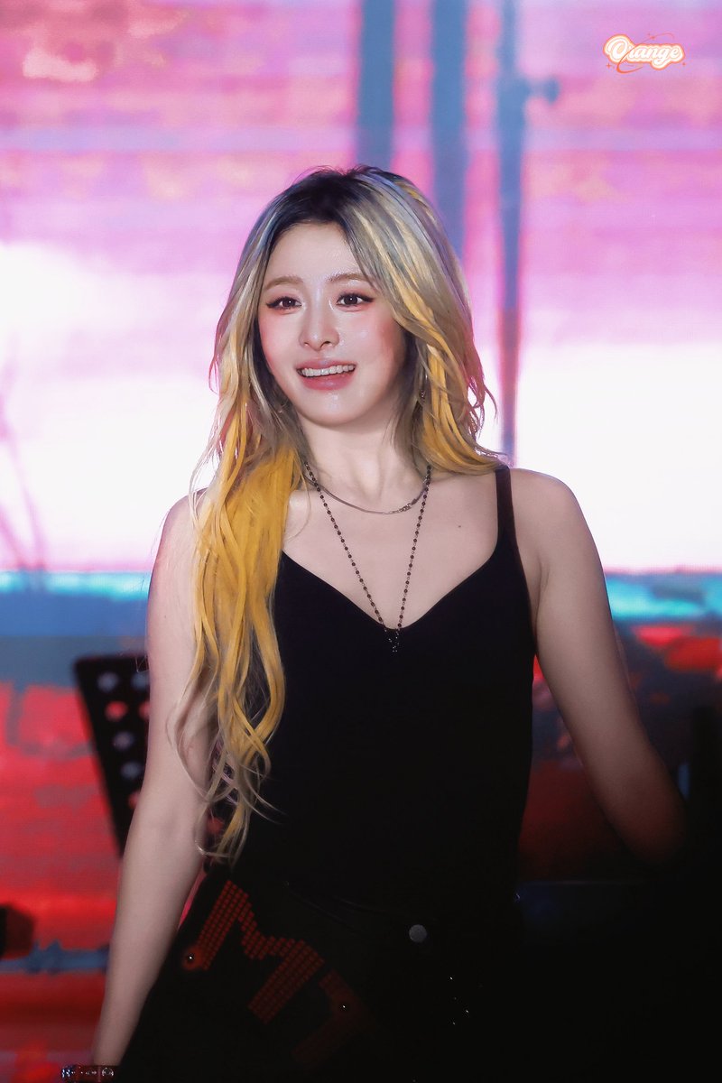Orangee0v0's tweet photo. 260519 ❤️‍🔥

#르세라핌 #LE_SSERAFIM 
#허윤진 #HUHYUNJIN #윤진 #ユンジン https://t.co/roKwwBaHpU