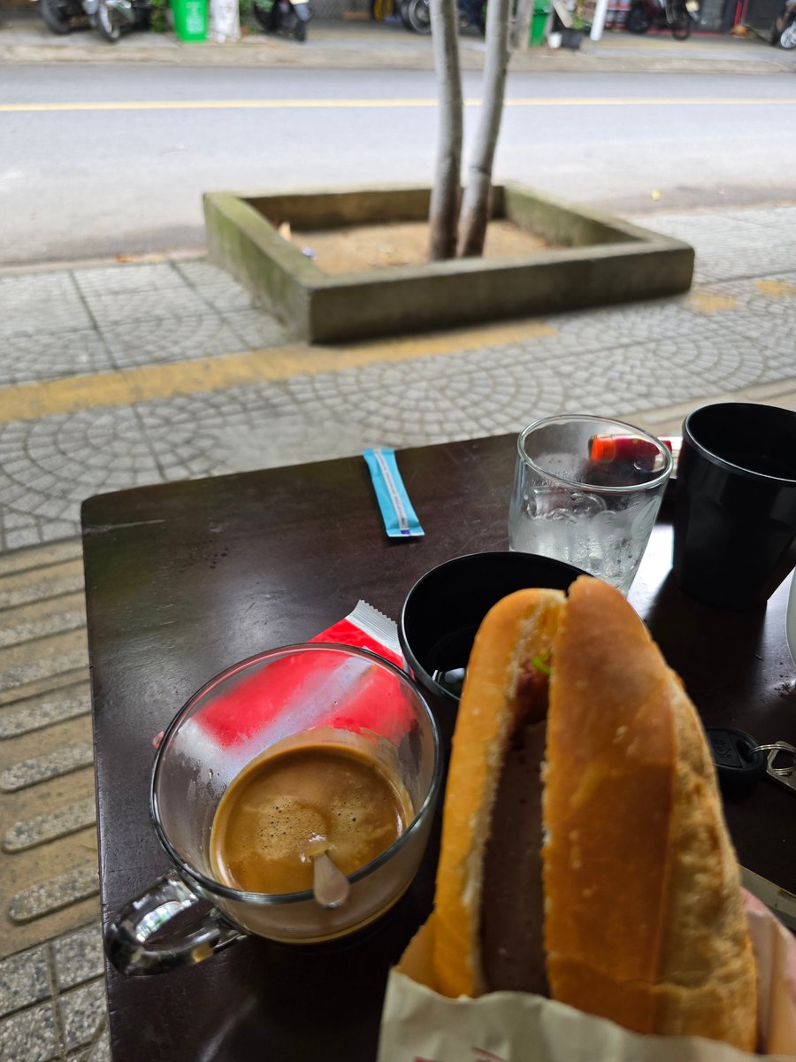 travistuan's tweet photo. #GoodMorningFromVietnam
Nay bữa sáng với combo huyền thoại nhé anh em. Bánh mì + cà phê đen nóng.
Giữa tuần rồi, anh em được X Pay cố gắng để cuối tuần được trả lương hậu hĩnh nha. Chúc anh em 1 ngày làm việc hiệu quả!
#CoffeeTimes https://t.co/pQPseprX59