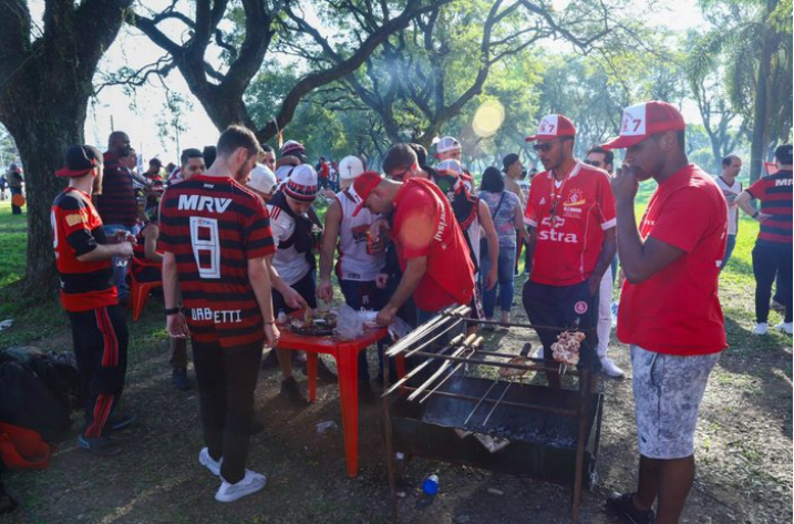 turcatoam's tweet photo. @erikcidade_ a ameaça do 'projeto nacional de flamenguização' é muito maior do lado deles porque eles sempre receberam os flamenguistas com tapete vermelho e churrasco por lá

é bem improvavel que tenha gremista que simpatize com o flamengo - até pelas curras que a gente vem tomando. https://t.co/0lHqyUxcNE