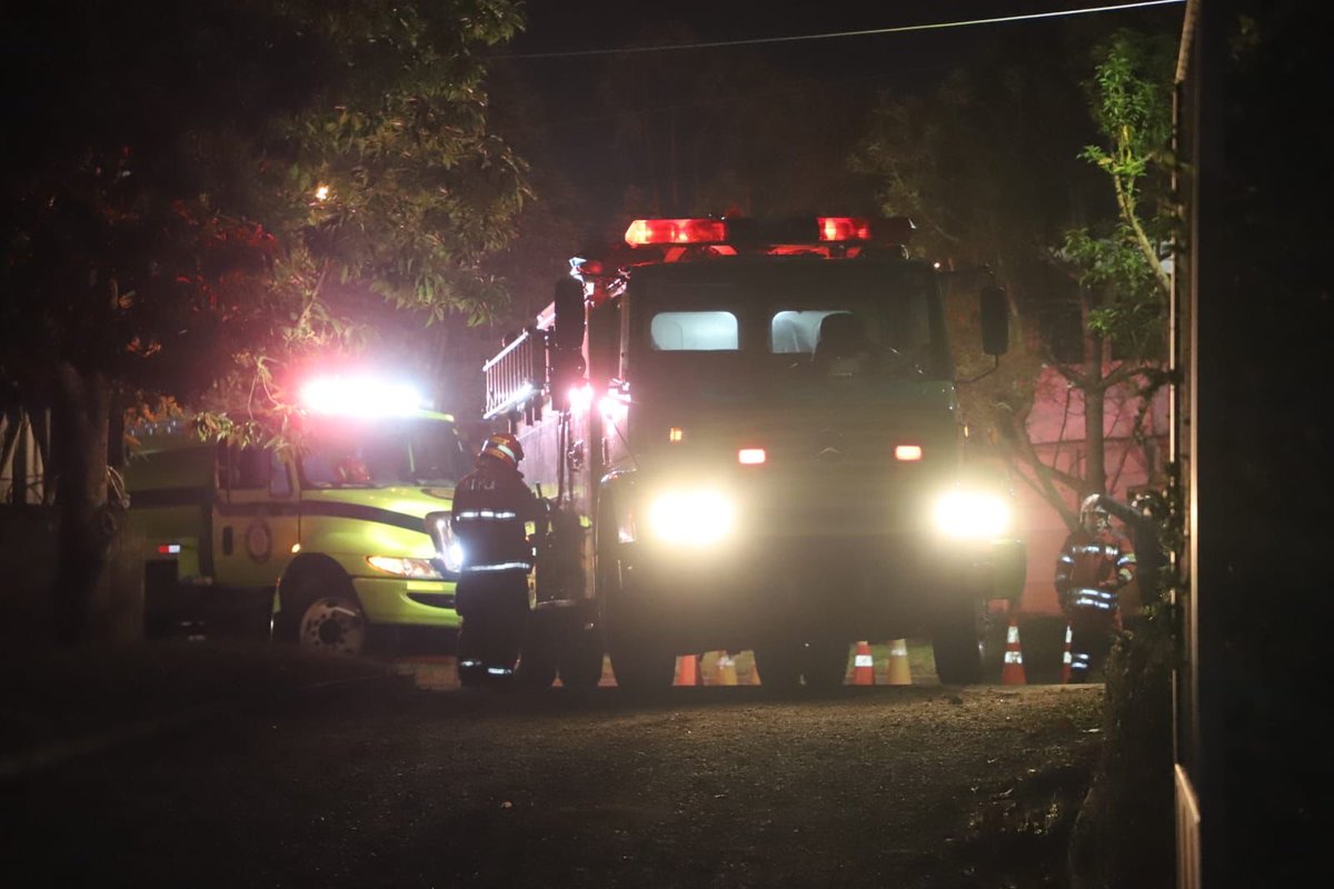 AztecaNoticiaGT's tweet photo. Incendio estructural consumió un taller mecánico y dos vehículos en la 10ª avenida de la colonia Planes de Minerva, zona 11 de Mixco. Los @bomberosmuni lograron controlar y extinguir las llamas, evitando que el fuego se propagara a inmuebles cercanos.

Vía @mendoza_abram22 https://t.co/zwxuxeW8qE
