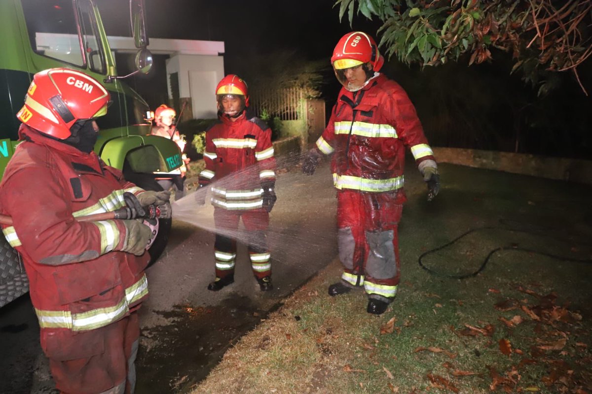 AztecaNoticiaGT's tweet photo. Incendio estructural consumió un taller mecánico y dos vehículos en la 10ª avenida de la colonia Planes de Minerva, zona 11 de Mixco. Los @bomberosmuni lograron controlar y extinguir las llamas, evitando que el fuego se propagara a inmuebles cercanos.

Vía @mendoza_abram22 https://t.co/zwxuxeW8qE