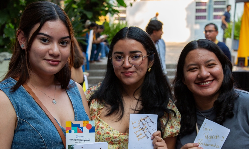 editorialUNAH's tweet photo. En tu Biblioteca UNAH se celebró la miniferia «Voces en movimiento», una jornada de arte, lectura y participación estudiantil que dio la bienvenida al II PAC 2026.

https://t.co/oqWl05Jgol https://t.co/drPseVT0JX