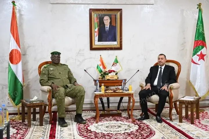 MAMANEBOUKAR4's tweet photo. Le Général de Division Mohamed #Toumba en visite de travail en Algérie, accompagné d'une forte délégation ministérielle. 
Les rencontres des Experts du #Niger et de l'#Algérie se poursuivent avec des résultats concrets visibles après chaque mouture de travail.
Vive l'#Afrique ! https://t.co/avkCMCCZNp