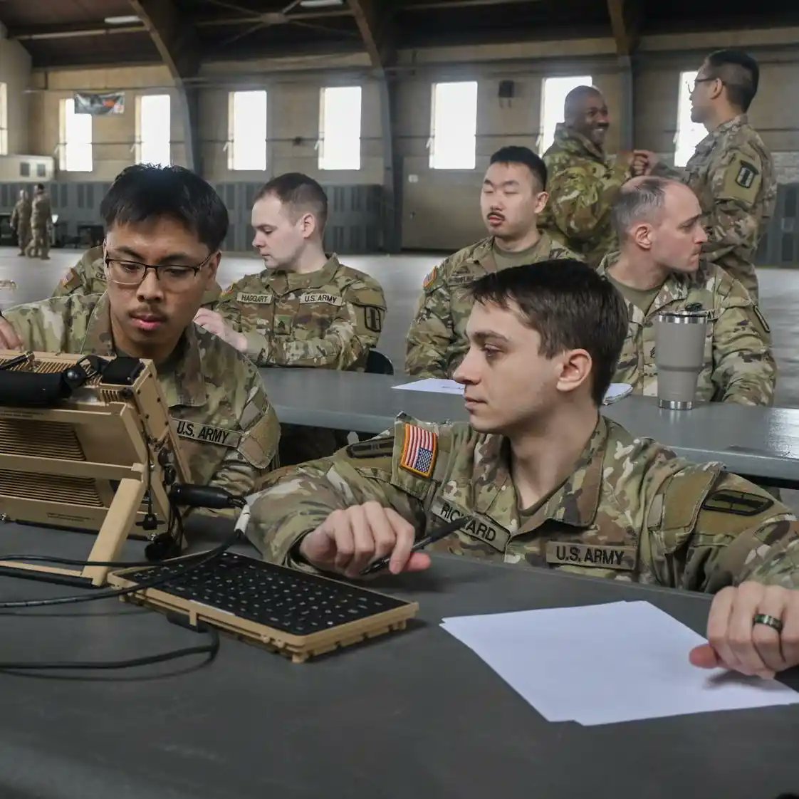 NHNationalGuard's tweet photo. Digitally Speaking

@197FAB conducted a battlefield communications exercise March 6 at the Manchester armory. Soldiers rehearsed how target data, fire missions &amp; unit positions move from observers to command posts and ultimately to firing crews. https://t.co/Lg4o3o5LDZ