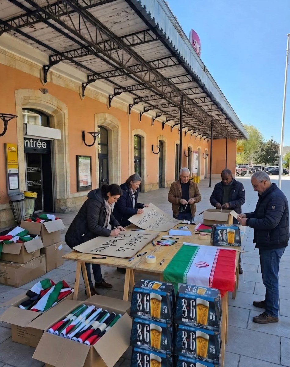 AdrienFelon's tweet photo. Ya déjà des bénévoles ce matin à la gare de arcachon,  venez nombreux https://t.co/3jVyJINbe7