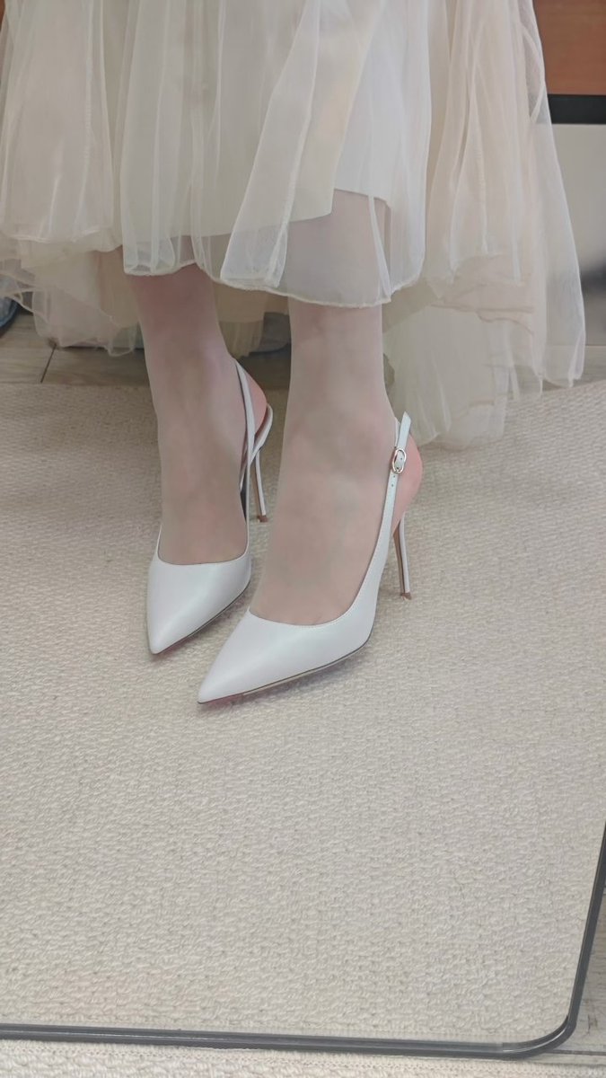 wing950's tweet photo. 新高跟鞋，好看吗 https://t.co/nwLl339OV8