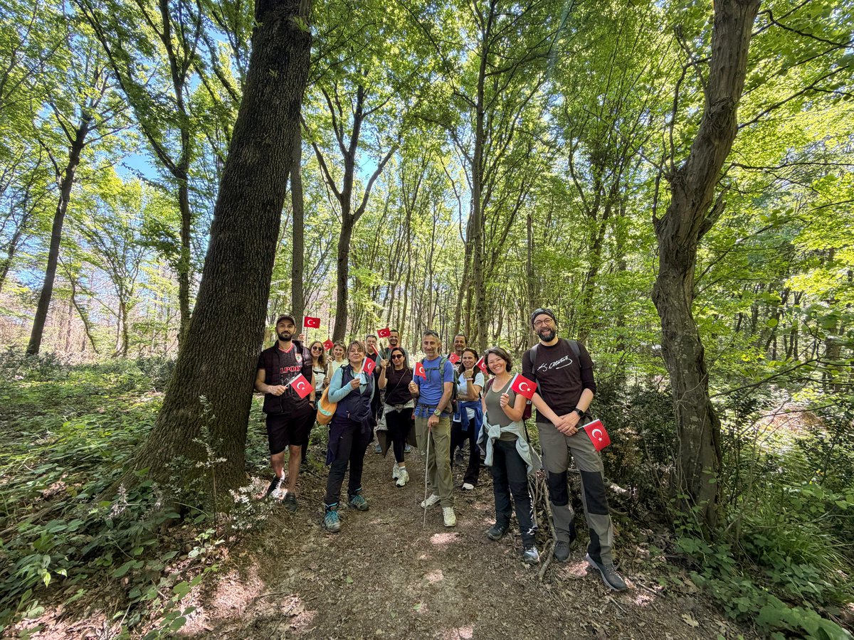 tursaborgtr's tweet photo. TÜRSAB Doğa, Macera ve Kültür Turizmi İhtisas Başkanlıkları organizasyonunda, 19 Mayıs Atatürk’ü Anma, Gençlik ve Spor Bayramı kapsamında Belgrad Ormanı’nda yarım günlük bir Bilgilendirme gezisi düzenlendi.

Bahçeköy’den başlayan program, Topuzlu Bendi ve Valide Sultan Bendi rotasında yürüyüş ve bilgilendirmeler eşliğinde gerçekleştirildi. Etkinlikte katılımcılar, bölgenin doğal ve tarihi mirasını yakından tanıma fırsatı buldu.

Program kapsamında Doğa ve Macera Turizmi İhtisas Başkanımız Mikayil Köroğlu doğa ve macera turizmine ilişkin değerlendirmelerde bulunurken, Kültür Turizmi İhtisas Başkanımız Hakan Çokgezen ise Belgrad Ormanı’nın tarihi su yapıları ve kültürel mirası hakkında bilgi paylaşımlarında bulundu.

Etkinlik, doğa, tarih ve kültür turizmini aynı rotada buluşturarak katılımcılara hem bilgilendirici hem de keyifli bir deneyim sundu.