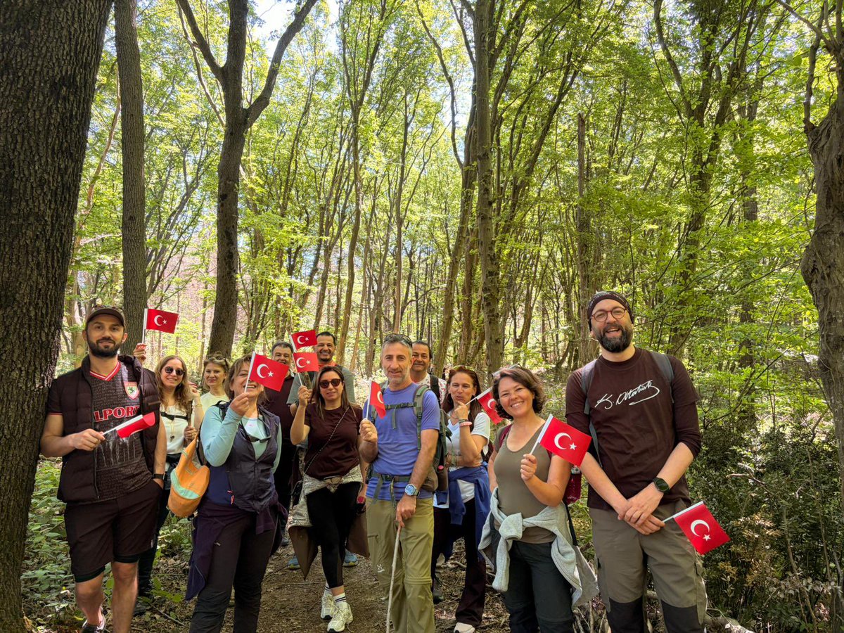 tursaborgtr's tweet photo. TÜRSAB Doğa, Macera ve Kültür Turizmi İhtisas Başkanlıkları organizasyonunda, 19 Mayıs Atatürk’ü Anma, Gençlik ve Spor Bayramı kapsamında Belgrad Ormanı’nda yarım günlük bir Bilgilendirme gezisi düzenlendi.

Bahçeköy’den başlayan program, Topuzlu Bendi ve Valide Sultan Bendi rotasında yürüyüş ve bilgilendirmeler eşliğinde gerçekleştirildi. Etkinlikte katılımcılar, bölgenin doğal ve tarihi mirasını yakından tanıma fırsatı buldu.

Program kapsamında Doğa ve Macera Turizmi İhtisas Başkanımız Mikayil Köroğlu doğa ve macera turizmine ilişkin değerlendirmelerde bulunurken, Kültür Turizmi İhtisas Başkanımız Hakan Çokgezen ise Belgrad Ormanı’nın tarihi su yapıları ve kültürel mirası hakkında bilgi paylaşımlarında bulundu.

Etkinlik, doğa, tarih ve kültür turizmini aynı rotada buluşturarak katılımcılara hem bilgilendirici hem de keyifli bir deneyim sundu.