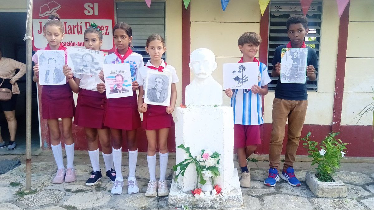 ffalconm82's tweet photo. La Institución educativa que lleva por nombre José Martí Pérez en Antilla realiza actividades matutinas para recordar al apóstol en el aniversario de la caída en combate. 
#CubaViveEnSuHistoria
#MartíVive
#HonorHolguinero https://t.co/piPSIFihwq