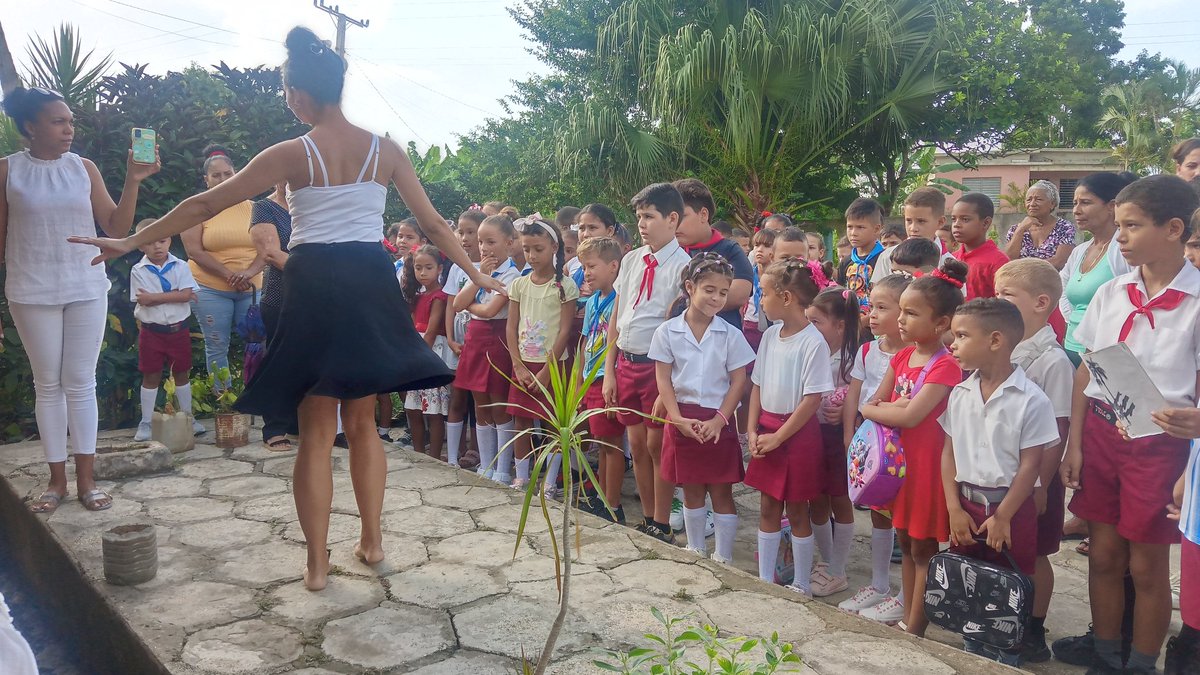 ffalconm82's tweet photo. La Institución educativa que lleva por nombre José Martí Pérez en Antilla realiza actividades matutinas para recordar al apóstol en el aniversario de la caída en combate. 
#CubaViveEnSuHistoria
#MartíVive
#HonorHolguinero https://t.co/piPSIFihwq