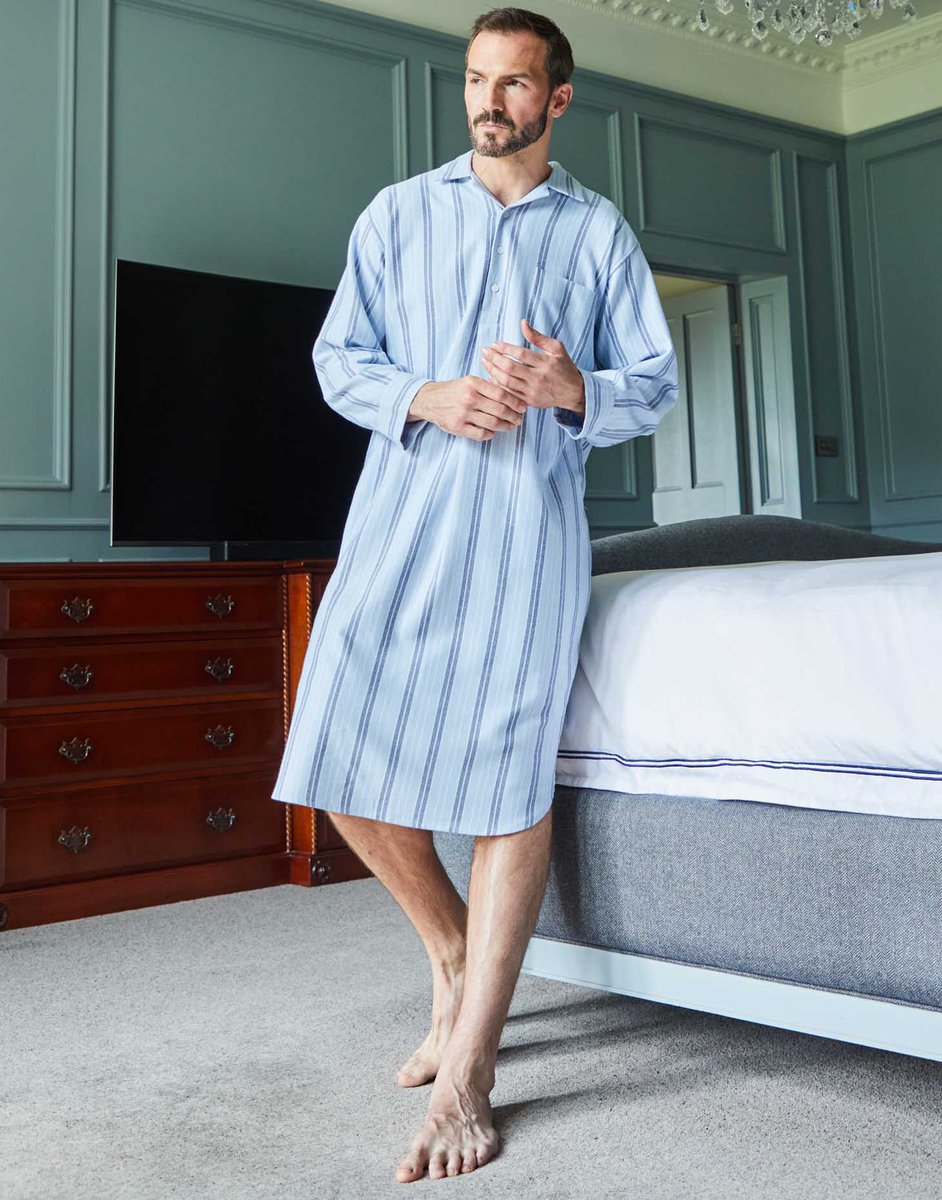 Acherryboysnape's tweet photo. 스네이프 잠옷 구판 번역은 회색 잠옷이라고 하는데 원문은 grey nightshirt여서 어떤 느낌일까 찾아봤단 말임…? 찐으로 하의 실종 원피스형 잠옷이 맞아서 허공 보고 웃음 서양놈들은 이게 일상 잠옷이라서 동양 오타쿠에게 줄 문화적 충격을 가늠하지 못하나 싶고 와 감사합니다 ㄹㅇ https://t.co/TVAe0LRKMT