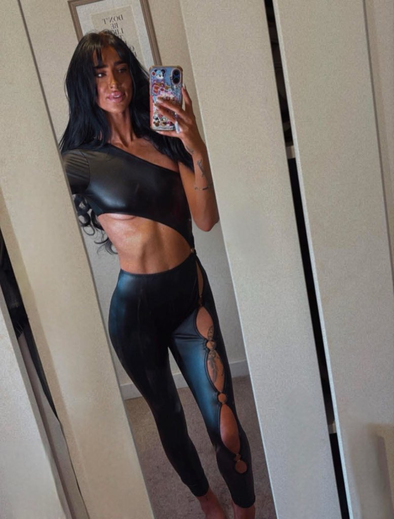 ArabellaLouu's tweet photo. Giving a f*ck doesn’t really go with my outfit ✌🏽🖤🌶️😘 https://t.co/G3lE0PazFP