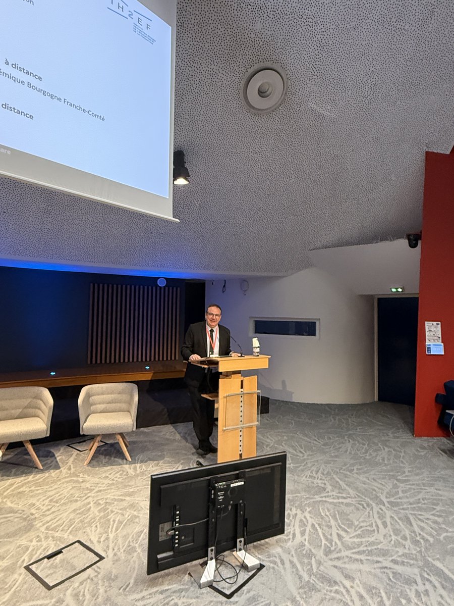 StephanePini's tweet photo. Très heureux d’être intervenu ce matin à l’ @Ih2ef, auprès des formateurs et préparateurs aux concours de personnels de direction et d’inspection, avec mes collègues pour présenter le chatbot développé par la DRANE Bourgogne-Franche-Comté pour accompagner les préparationnaires. https://t.co/mF35i9WOza