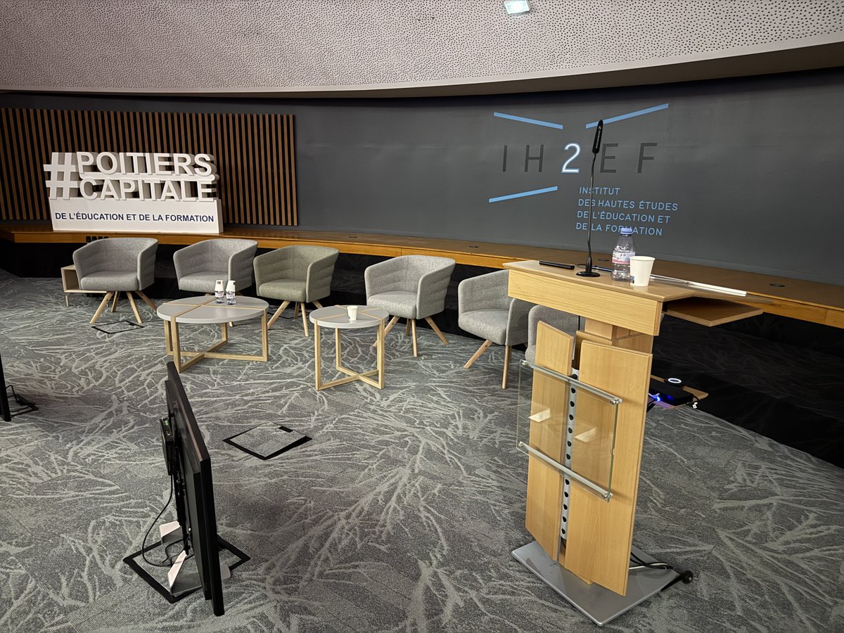 StephanePini's tweet photo. Très heureux d’être intervenu ce matin à l’ @Ih2ef, auprès des formateurs et préparateurs aux concours de personnels de direction et d’inspection, avec mes collègues pour présenter le chatbot développé par la DRANE Bourgogne-Franche-Comté pour accompagner les préparationnaires. https://t.co/mF35i9WOza
