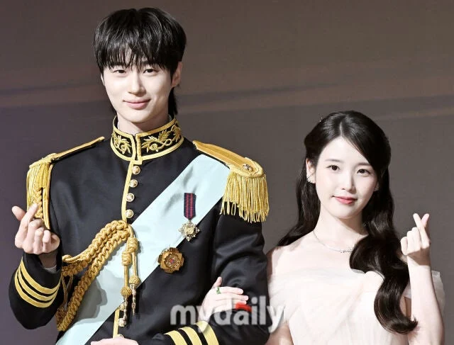pannchoa's tweet photo. Korean history teacher calls out Perfect Crown for blatant historical distortion, and follows up with an apology to IU and Byun Wooseok after their fandoms terrorize his Instagram 
https://t.co/tqDBCupBRg https://t.co/nHIyhbBxlW