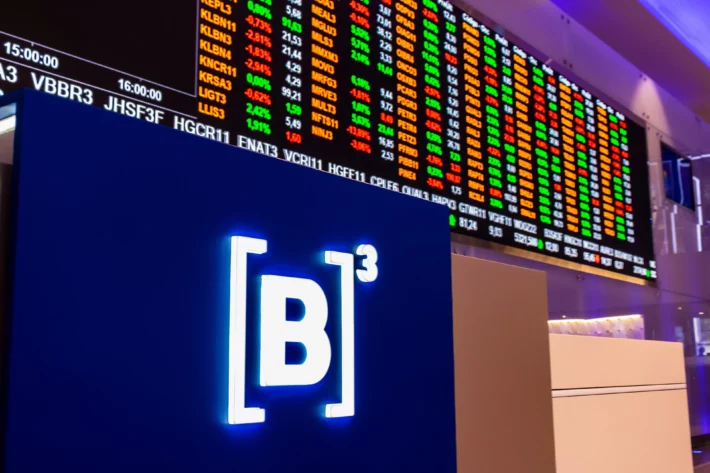 MonkenLukas's tweet photo. 1/11 - 26 empresas saíram da bolsa 💨

O número de investidores em ações parou de crescer

E mesmo assim o Ibovespa subiu 38,7%. Como? 

Porque o dinheiro do brasileiro mudou de endereço. 

O boletim mensal da B3 de abril mostrou três movimentos rolando ao mesmo tempo...🧵👇 https://t.co/ZTr7LTUXrU