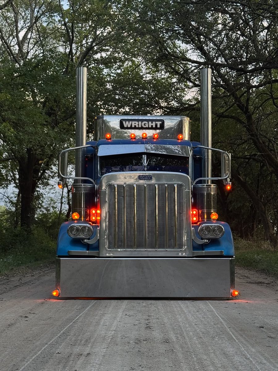CattlemansCut's tweet photo. America runs on trucks like this. Thanks truckers! #CattlemanUp 🇺🇸 https://t.co/gxkb9xwVHW