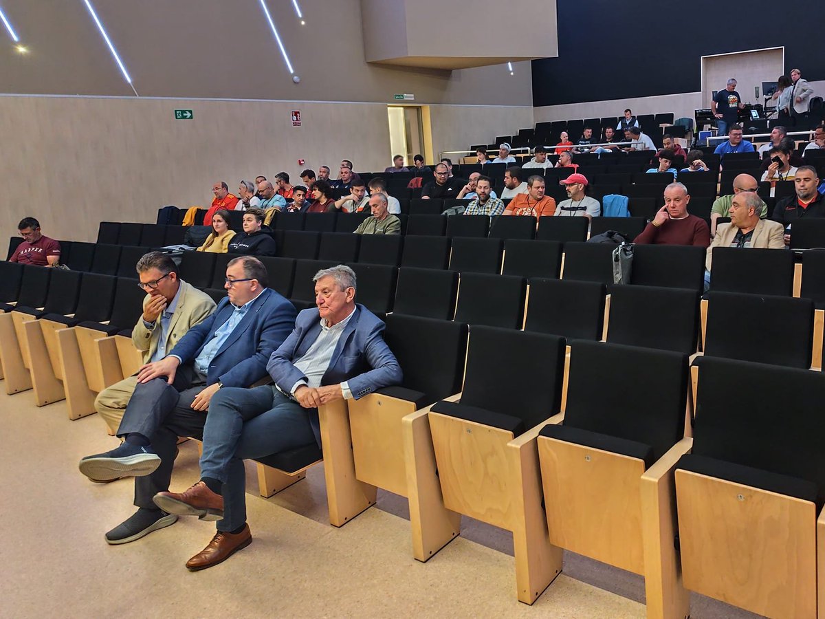 futbolaragon's tweet photo. #RFAF FORMACIÓN ⚽📚 ENTRENADORES

📍El presidente de @futbolaragon, Manuel Torralba, abre las jornadas de formación y reciclaje en Teruel para entrenadores, con la presencia de Emilio Gracia (RFAF) y Raúl Martínez @caedefutbol 

🎙️Andrea Esteban inicia la primera ponencia https://t.co/MODhHhQjJ0