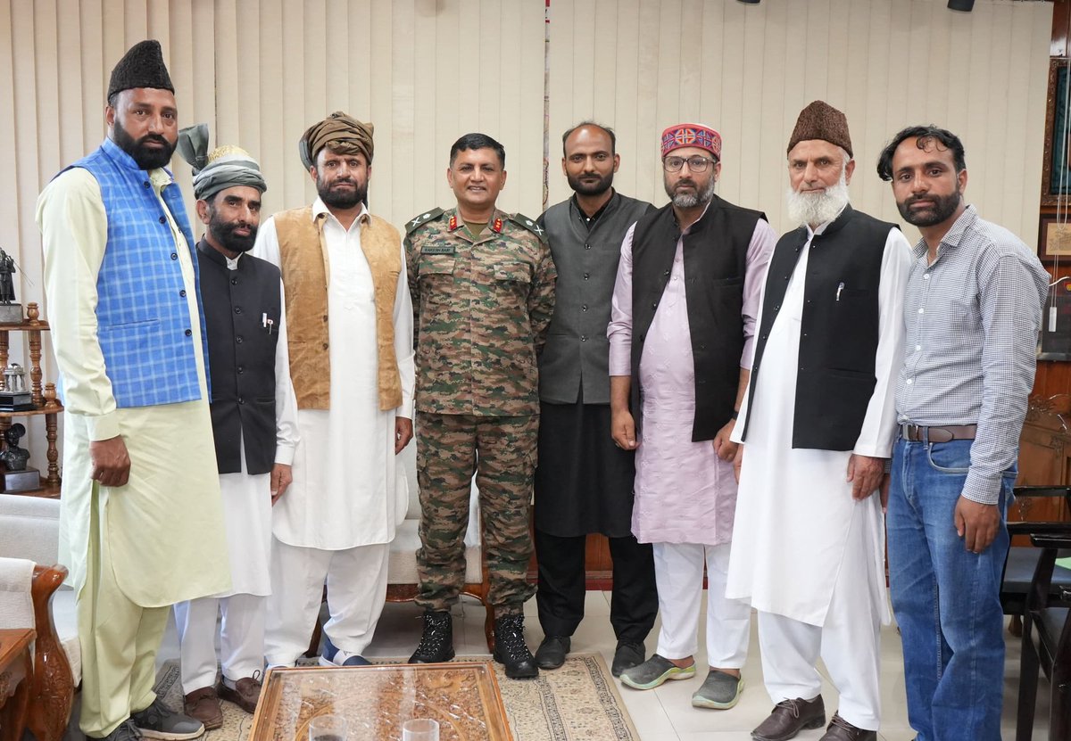 GujarShabnam's tweet photo. Gujjar Bakarwal delegation met the "GOC Vajr Division” in Kupwara today. We expressed our heartfelt gratitude for the incredible work being done by the Indian Army for the people of Kupwara.

Sir assured us that he will always stand with the people and continue to serve with https://t.co/B1G5EOvJGh